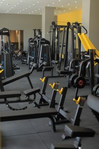 سالن بدنسازی باشگاه تاپ‌فیت کیش