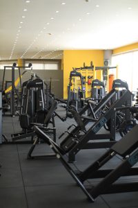 سالن بدنسازی باشگاه تاپ‌فیت کیش