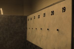 رختکن مدرن باشگاه تاپ‌فیت کیش