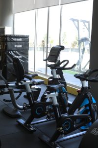 سالن بدنسازی باشگاه تاپ‌فیت کیش